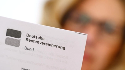 Ein Blick auf die Unterlagen der Rentenversicherung. (Archivbild) (Foto: Patrick Pleul/dpa)
