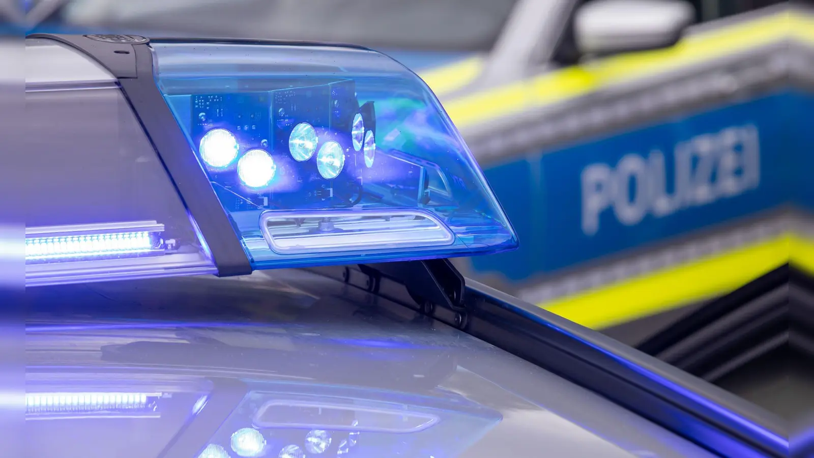 Polizeikräfte durchsuchten das Gebäude. (Symbolbild) (Foto: Daniel Karmann/dpa)
