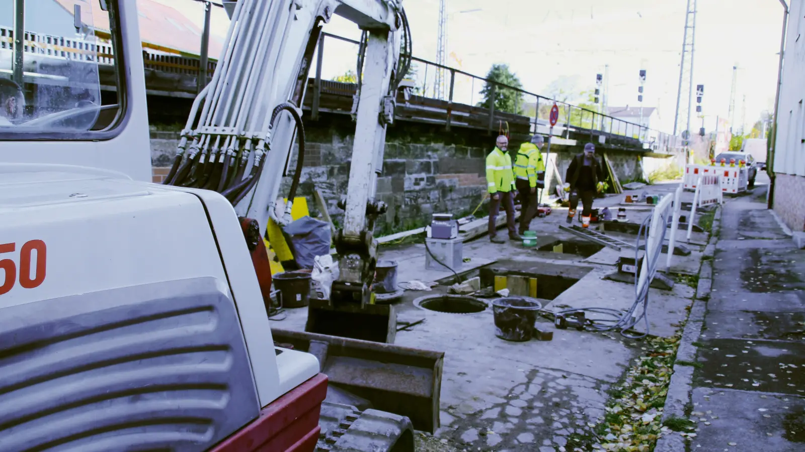 Die Kanalarbeiten in der Braterstraße gehen zügig voran. Die Löcher in der Straßendecke sind nur nötig, um die Hausanschlüsse an den Kanal wieder herzustellen. (Foto: Robert Maurer)