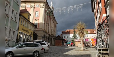 Die Häuserfassaden in der Kegetstraße könnten angestrahlt und in Szene gesetzt werden. Hingucker wäre zum Beispiel die stärker und in anderem Licht beleuchtete Justitia (links oben). (Foto: Anna Franck)