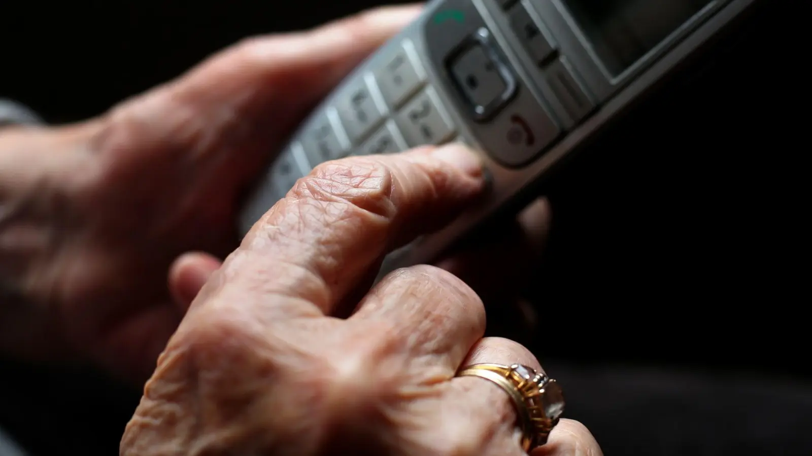 Eine Frau hat bei einem Telefonbetrug teure Münzen und Goldbarren im Wert zwischen 500.000 und einer Million Euro übergeben. (Symbolbild) (Foto: Karl-Josef Hildenbrand/dpa)