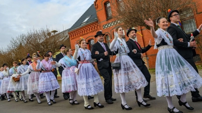 Paare in traditioneller wendischer Festtagstracht nehmen an der Fastnacht im Spreewald teil.  (Foto: Patrick Pleul/dpa)