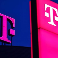 Das Telekom-Logo an der Bonner Konzernzentrale - dort ist das Handynetz gut, anderswo gibt es noch Lücken. (Archivbild) (Foto: Oliver Berg/dpa)