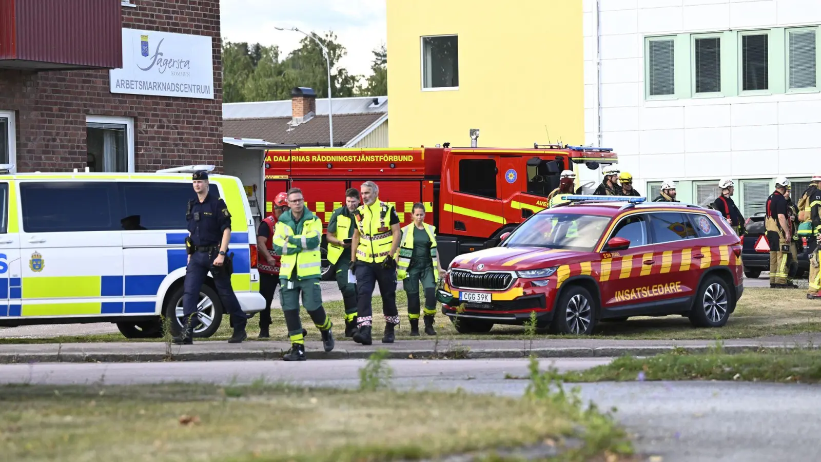 Polizei und Rettungskräfte rückten am Freitag zu einer Schule im schwedischen Fagersta aus. (Foto: Fredrik Sandberg/TT News Agency/AP/dpa)