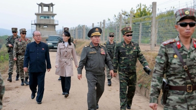 Kim Yo Jong, Schwester von Machthaber Kim Jong Un, hat am Mittwoch die innerkoreanische Grenze inspiziert (Foto: Uncredited/KCNA via KNS/AP/dpa)