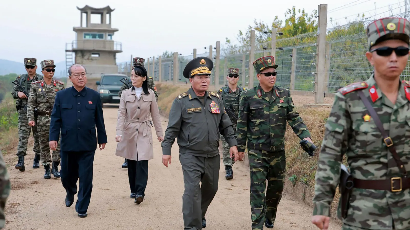 Kim Yo Jong, Schwester von Machthaber Kim Jong Un, hat am Mittwoch die innerkoreanische Grenze inspiziert (Foto: Uncredited/KCNA via KNS/AP/dpa)