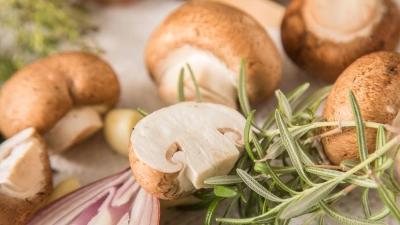 Roh in den Salat? Kulturpilze wie Champignons können roh gegessen werden – Wildpilze sollte man dagegen immer erhitzen. (Foto: Christin Klose/dpa-tmn)
