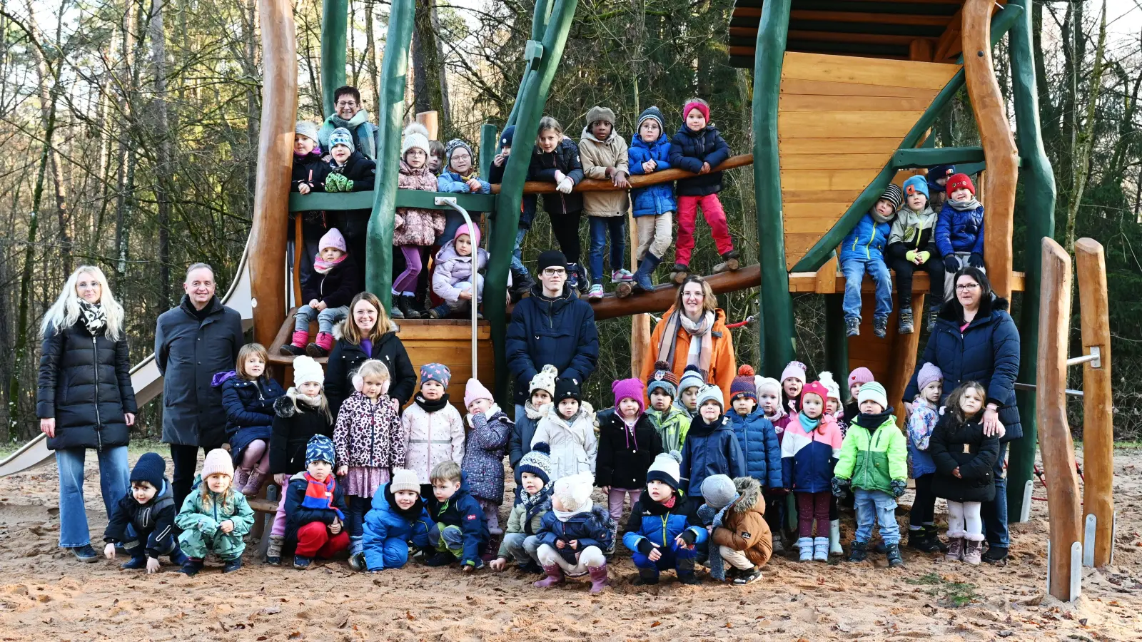 Die Kinder der Kindertagesstätte Dombachknirpse gehen regelmäßig auf dem Spielplatz Am Zeilberg spielen. Sie freuen sich über das neue Gerät, auf dem sie rutschen und klettern können.  (Foto: Luca Paul)