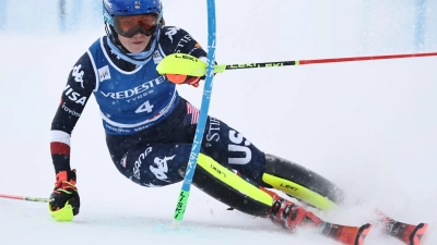 Ausnahmeathletin Mikaela Shiffrin feiert im Slalom von Sestriere ihren 100. Weltcup-Sieg. (Foto: Marco Trovati/AP/dpa)