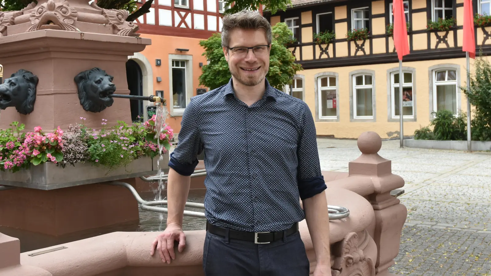 Pfarrer Christof Meißner tritt heute seinen Dienst an. Er ist der Nachfolger von Christian Schäfer. Am Neustädter Neptunbrunnen ließ er sich ablichten.  (Foto: Anita Dlugoß)