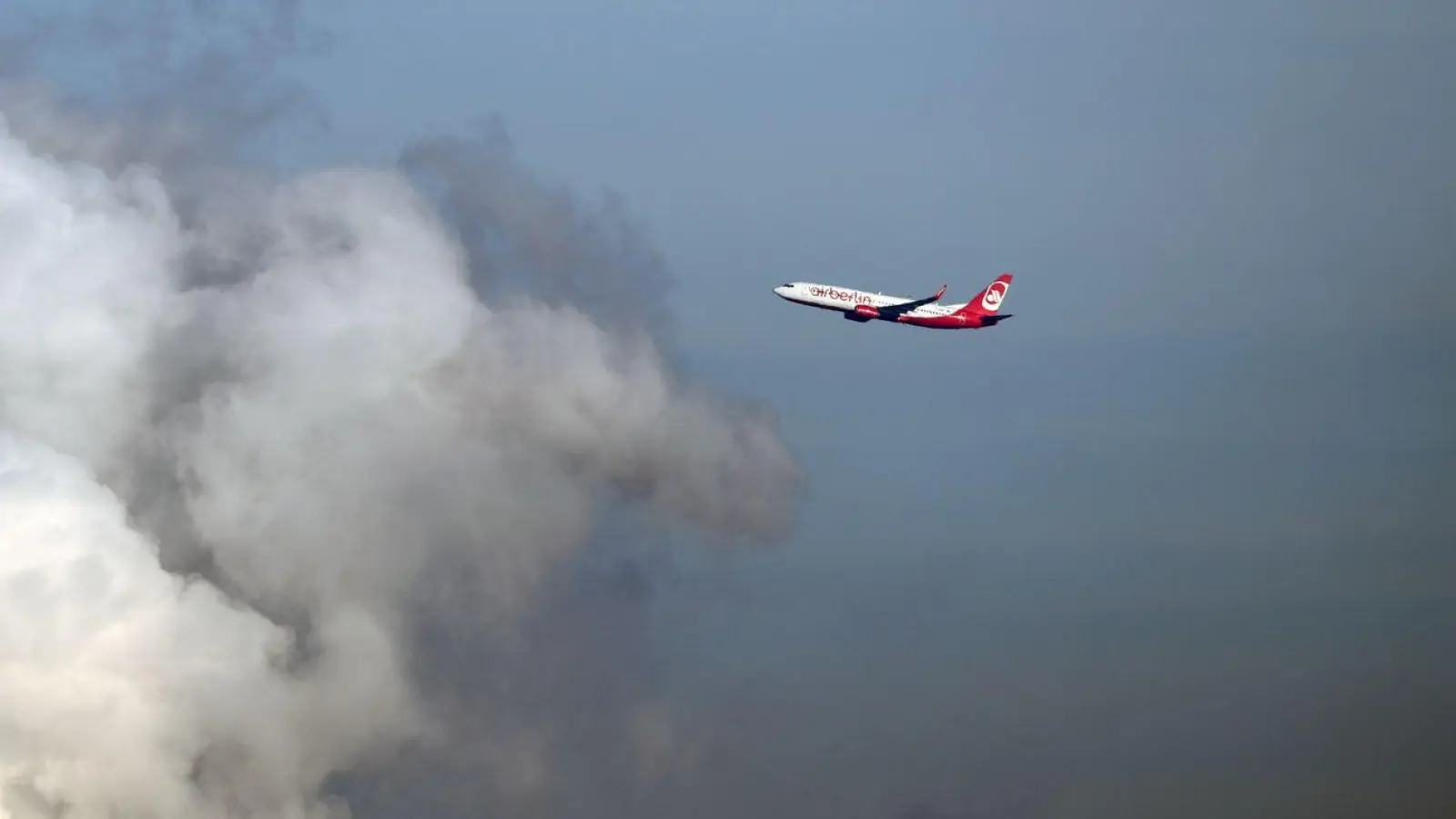 Der CO2-Fußabdruck macht mehr als die Hälfte des ökologischen Fußabdrucks der Menschheit aus. (Archivbild) (Foto: Ralf Hirschberger/dpa)