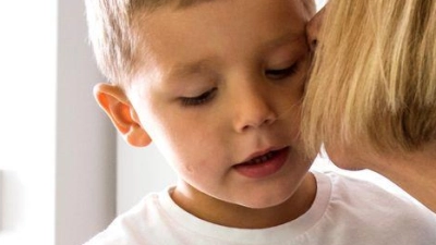 „Du bist gut, so wie du bist“: Kinder, die diese Botschaft hören, sind später weniger anfällig für negative Kommentare von anderen. (Foto: Christin Klose/dpa-tmn)