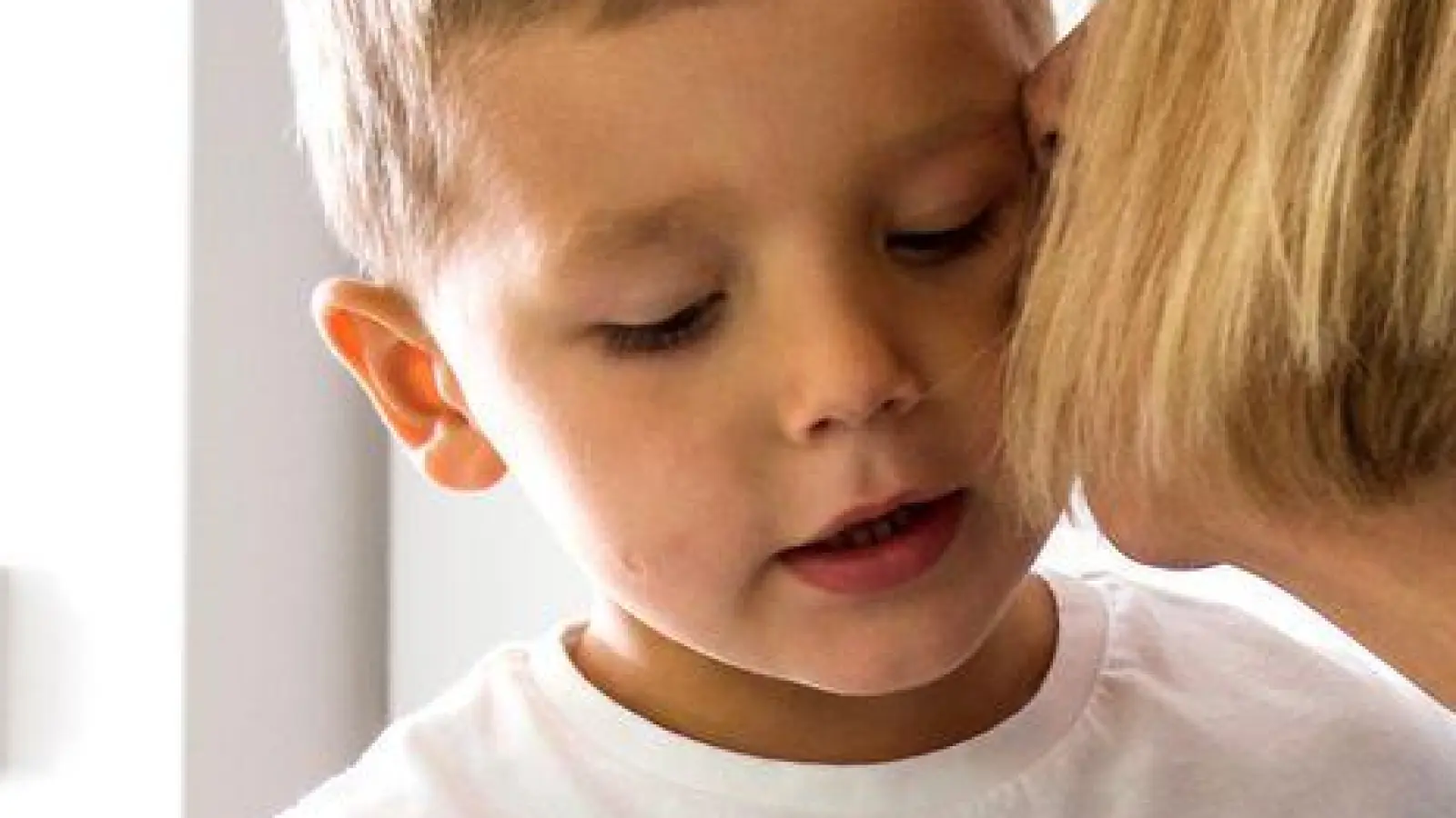 „Du bist gut, so wie du bist“: Kinder, die diese Botschaft hören, sind später weniger anfällig für negative Kommentare von anderen. (Foto: Christin Klose/dpa-tmn)