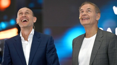 Volkswagen-Chef Oliver Blume (r) und Volkswagen-Vorstandmitglied für China, Ralf Brandstätter, in Shanghai. Der Konzern investiert trotz Schwierigkeiten viel Geld in die neue Technologie.  (Foto: Johannes Neudecker/dpa)