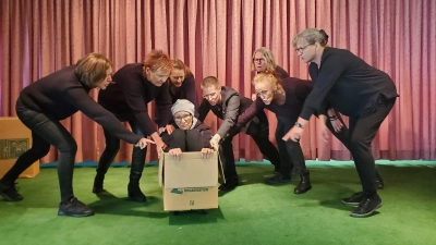 In der Stückcollage wird aufgezeigt: Menschen sind keine Waren, die man einfach zurücksenden kann.  (Foto: Ulli Ganter)