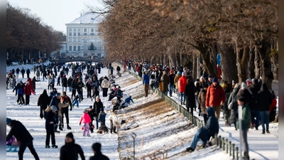 Winterjacke, Schal, Mütze, Handschuhe: Bei eisigen Temperaturen sollte man sich in Bayern weiter warm einpacken. (Foto: Sven Hoppe/dpa)