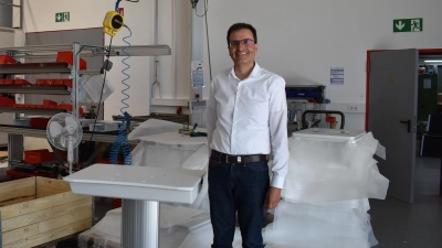Alexander Dürsch zeigt einen speziellen Tisch für Augenärzte, der auch von Rollstuhlfahrern genutzt werden kann. Darauf wird ein Untersuchungsgerät installiert.  (Foto: Ute Niephaus)