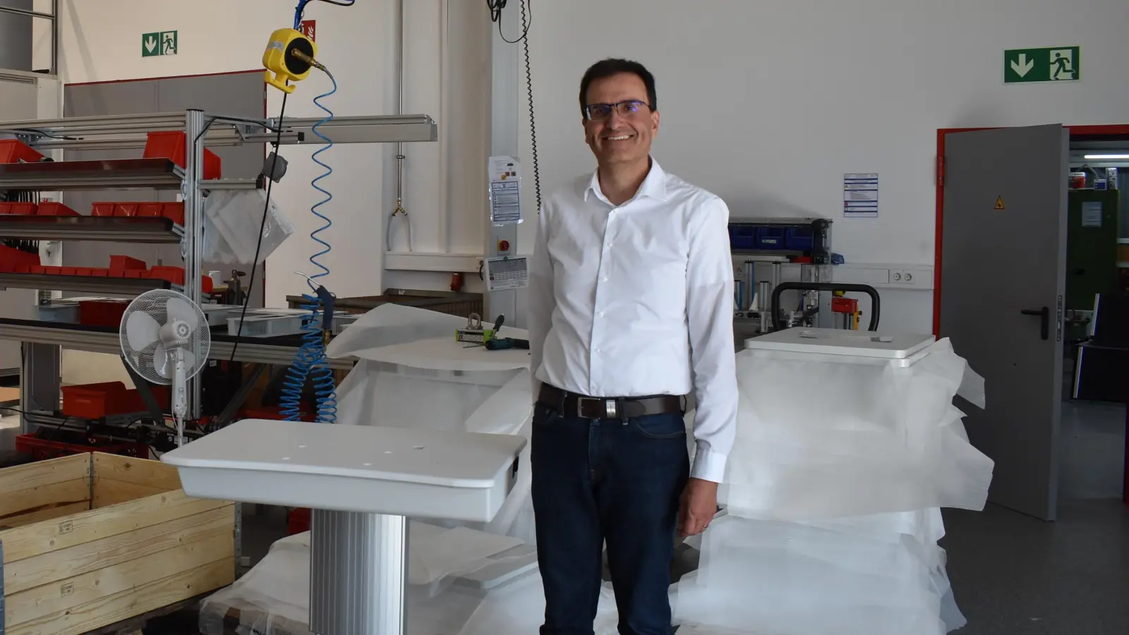 Alexander Dürsch zeigt einen speziellen Tisch für Augenärzte, der auch von Rollstuhlfahrern genutzt werden kann. Darauf wird ein Untersuchungsgerät installiert.  (Foto: Ute Niephaus)