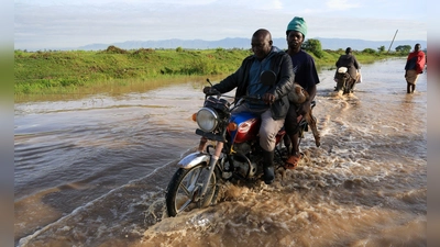Nach heftigen Regenfällen sind viele kenianische Straßen überschwemmt. (Foto: Andrew Kasuku/AP/dpa)
