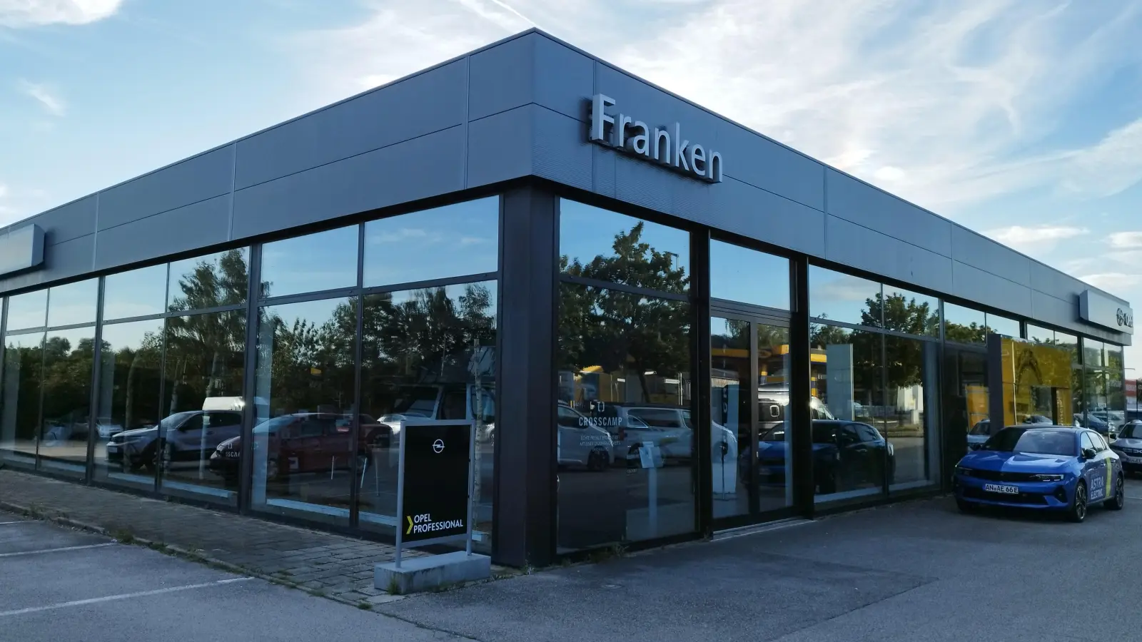 Das Autohaus Franken an der Würzburger Landstraße in Ansbach bekommt einen neuen Besitzer. Im Oktober zieht dort das Autohaus Kummich ein und zieht sich dann aus Neuses zurück. (Foto: Robert Maurer)