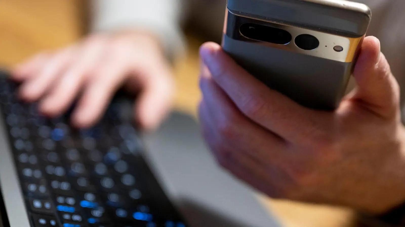 Besonders häufig nennt der Verfassungsschutz in seiner Publikation zur „Online-Radikalisierung“ den Messengerdienst Telegram. (Symbolbild) (Foto: Monika Skolimowska/dpa)