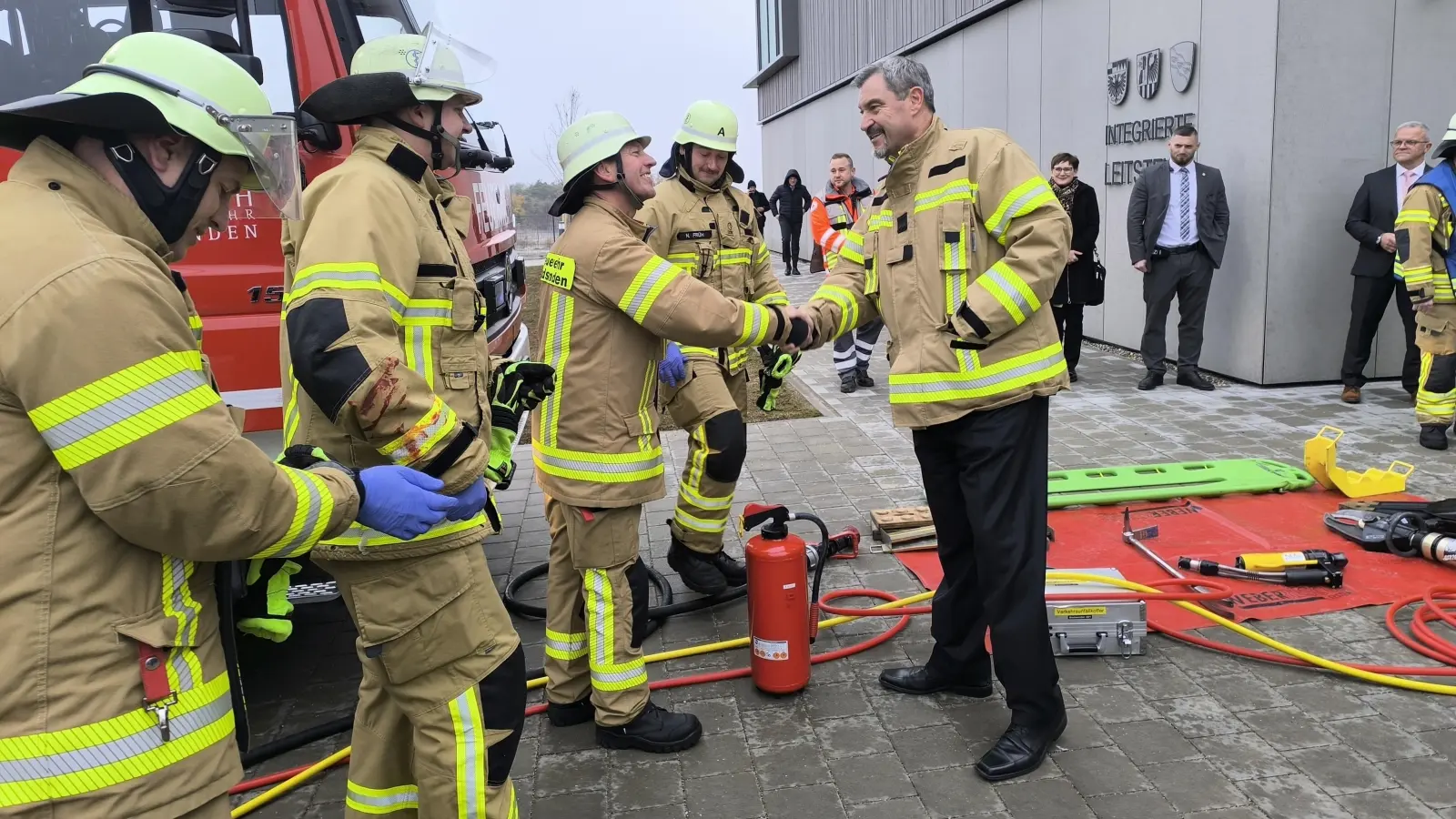 Per Handschlag bedankte sich der Ministerpräsident bei den Rettungskräften für ihren Einsatz bei der Simulation. (Foto: Thomas Schaller)