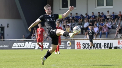 Brachte Steinachgrund 1:0 in Führung: Dustin Lunz (hier bei der Saisoneröffnung gegen Buckenhofen). (Foto: Martin Rügner)