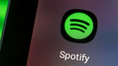 Rund 100 Millionen Nutzer mit Apple-Geräten hat Spotify in der EU - wird das zum Problem für den Musikstreamingdienst? (Foto: Fabian Sommer/dpa)