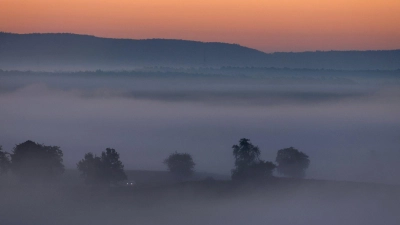 Die Woche startet herbstlich mit Nebel. (Archivbild) (Foto: Karl-Josef Hildenbrand/dpa)
