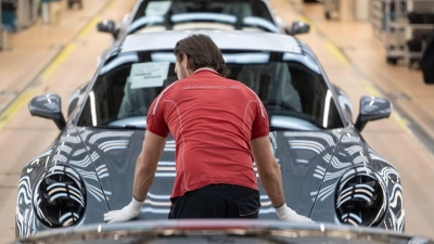 Die Porsche-Mitarbeiter erhalten für 2025 erstmals seit Jahren keine Sonderzahlung. (Archivbild) (Foto: Marijan Murat/dpa)