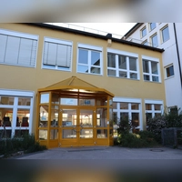Ein Grundstück für einen Neubau auf der grünen Wiese ist nicht in Sicht. Deshalb soll die Heilsbronner Grundschule am aktuellen Standort verbleiben und hier modernisiert werden. (Foto: Antonia Müller)