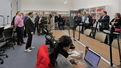 Der für die Teilnehmenden des Unternehmertreffens organisierte Rundgang führte auch in die Campus-Bibliothek. Dort gibt es eine große Auswahl von Fachliteratur und Fachzeitschriften für Studierende. (Foto: Karl-Heinz Gisbertz)