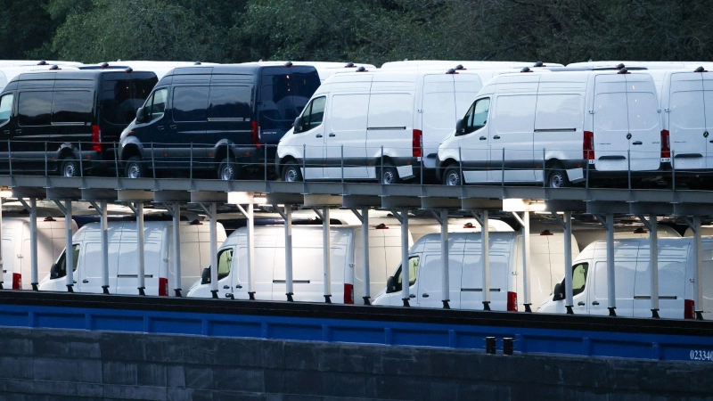 An Bord des Frachtschiffs sind jede Menge Mercedes-Sprinter. (Foto: Christoph Reichwein/dpa)