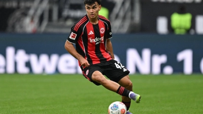 Can Uzun steht nach einer Muskelverletzung vor einem Comeback in der Startelf von Eintracht Frankfurt. (Archivbild) (Foto: Arne Dedert/dpa)