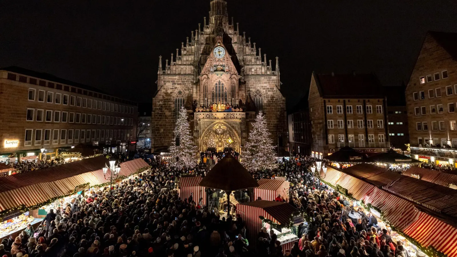 Bis auf kleinere Straftaten verlief der traditionsreiche Nürnberger Christkindlesmarkt friedlich. (Archivbild) (Foto: Daniel Karmann/dpa)