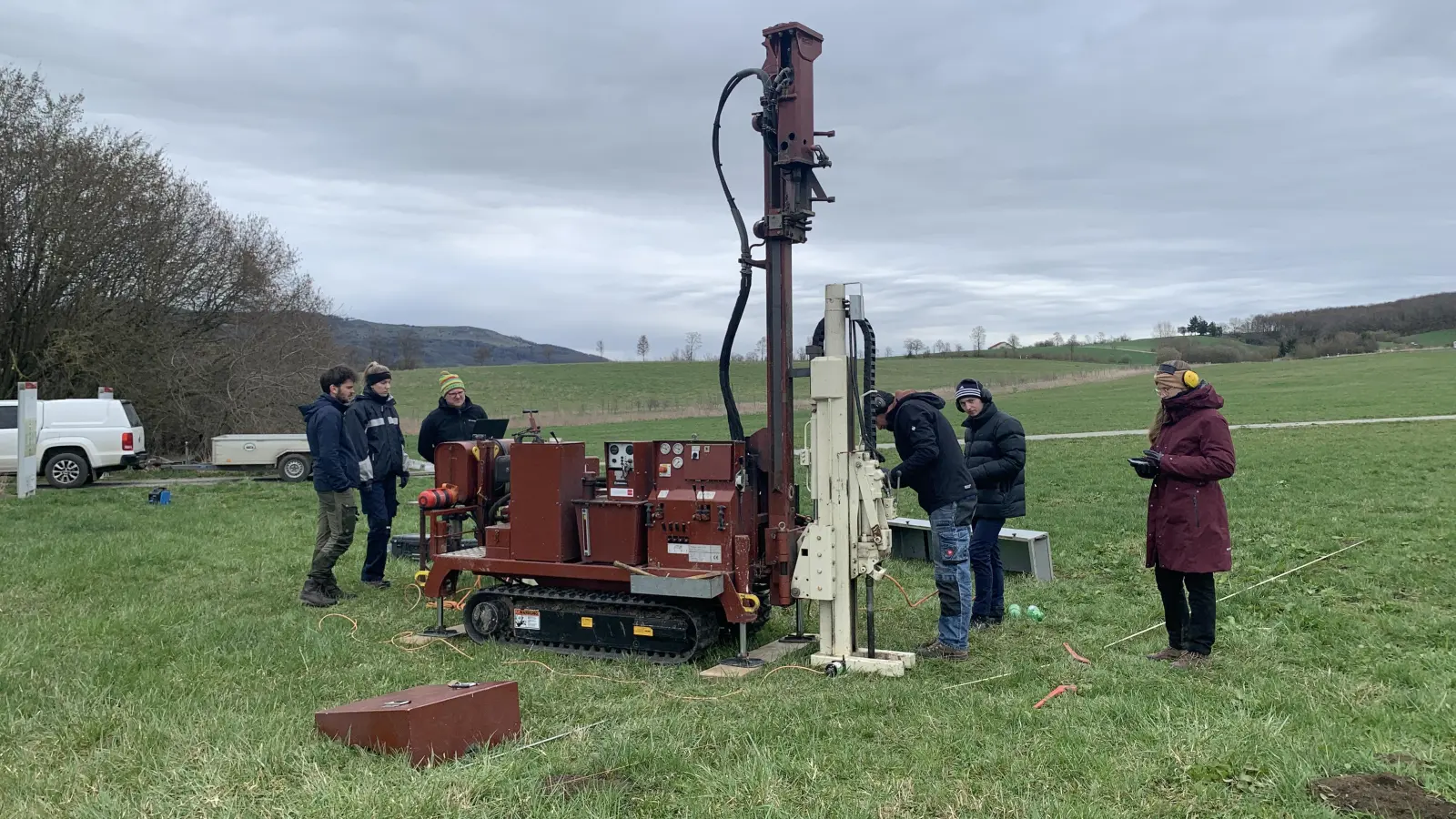 Geografiestudenten der Universität Mainz untersuchen den oberflächennahen Untergrund im Ruffenhofener Römerpark mittels Direct-Push-Verfahren, einer hochmodernen Messmethode. (Foto: Dr. Matthias Pausch)