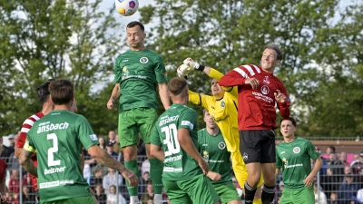 „Turm in der Schlacht“: Der Ansbacher Eric Weeger (am Ball, hier im Testspiel gegen den 1. FC Nürnberg) hat seine Verletzung auskuriert und kann gegen Buchbach spielen. (Foto: Martin Rügner)