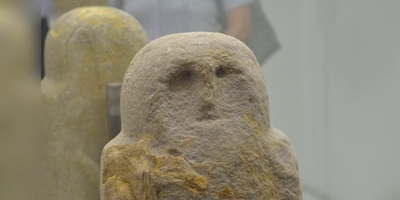 Um ihn dreht sich (fast) alles: den eulengesichtigen Menhir, hier eine Kopie. (Archivfoto: Harald Weigand)