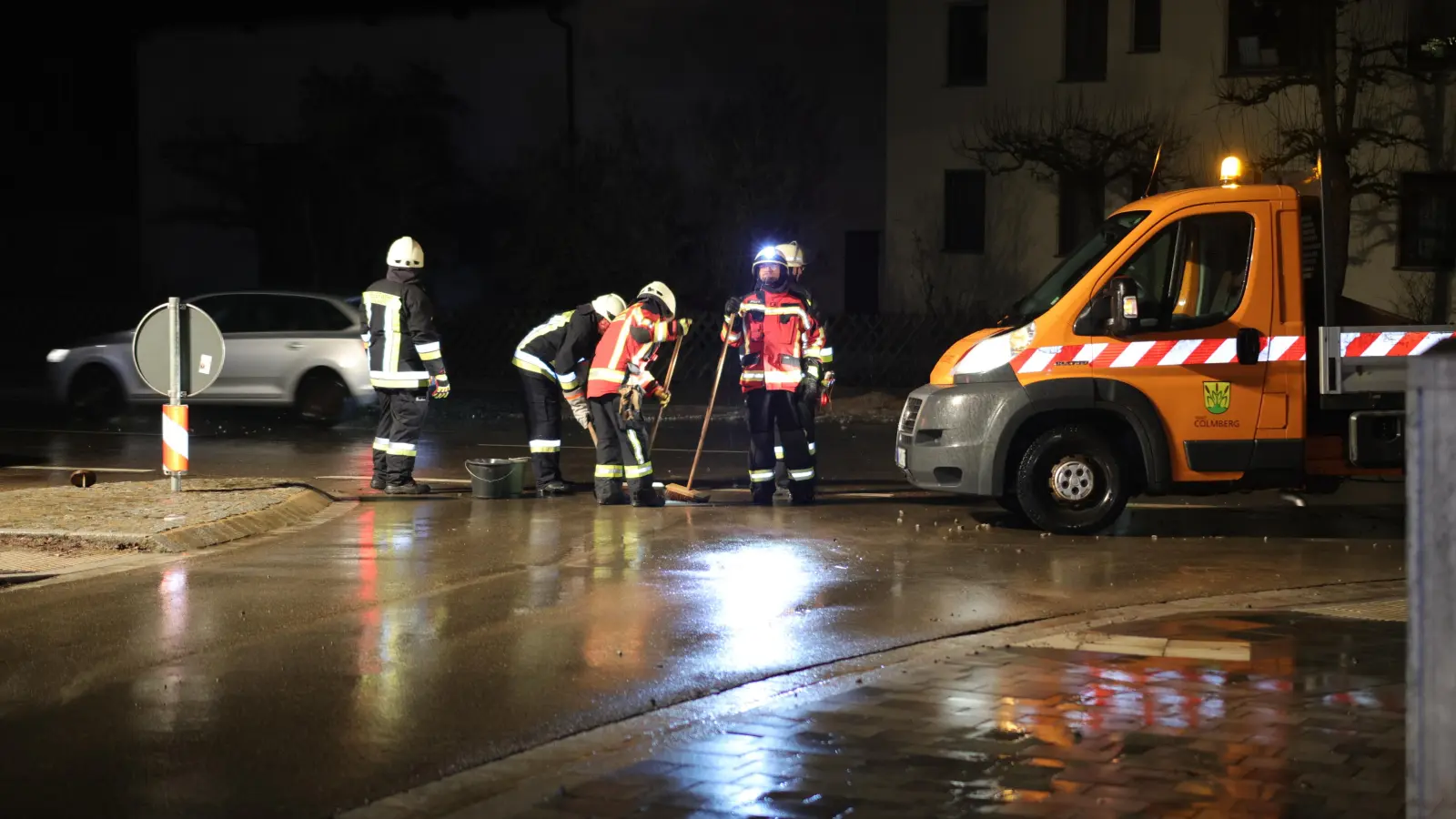 Ein Wasserrohrbruch beschäftigte am Samstagabend Feuerwehr und den Bauhof in Colmberg. (Foto: NEWS5/Markus Zahn)