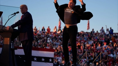 Im Präsidentenwahlkampf 2024 sprang Elon Musk (r) auf einer Bühne mit dem damaligen Präsidentschafts-Kandidaten Donald Trump herum. (Archivbild) (Foto: Evan Vucci/AP/dpa)