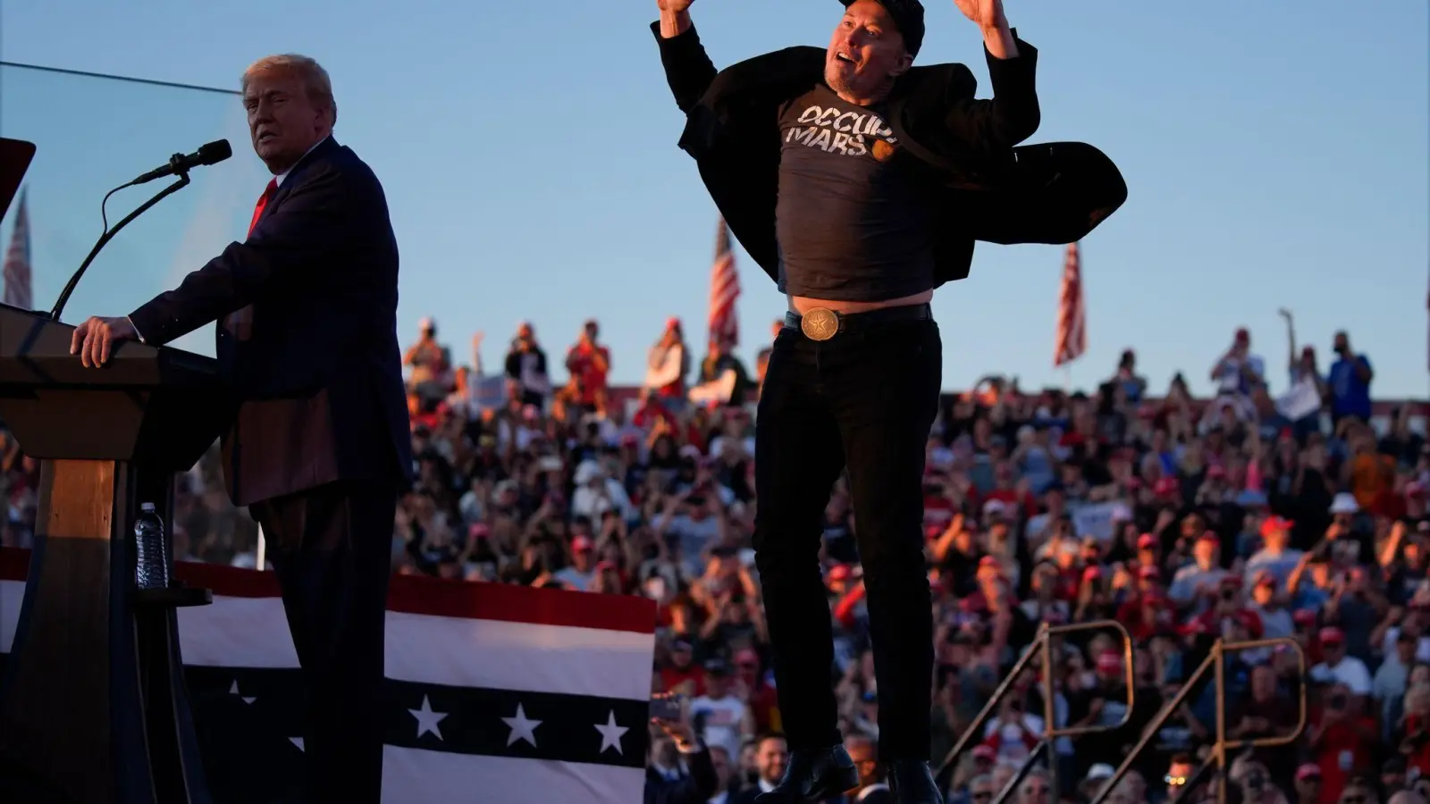 Im Präsidentenwahlkampf 2024 sprang Elon Musk (r) auf einer Bühne mit dem damaligen Präsidentschafts-Kandidaten Donald Trump herum. (Archivbild) (Foto: Evan Vucci/AP/dpa)