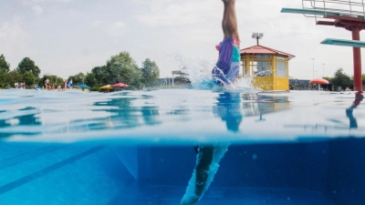 Für den perfekten Tag im Schwimmbad braucht es auch die richtige Ausrüstung, die  in diesem Monat günstiger ist als noch im Jahr zuvor. (Symbolbild) (Foto: Jana Bauch/dpa/dpa-tmn)