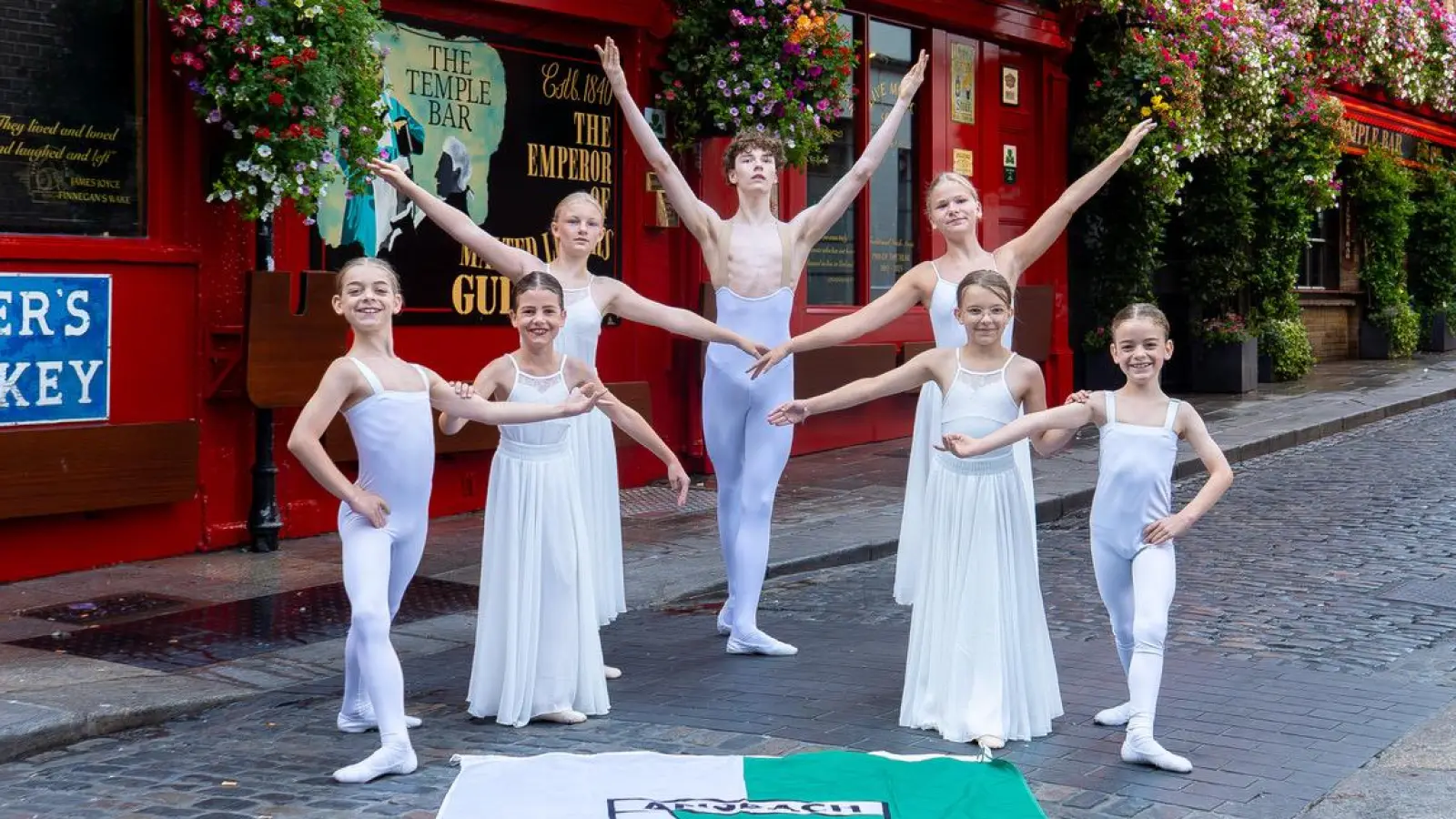 Erfolgreiche Tänzerinnen und Tänzer aus Ansbach in Dublin: Finja Schmid, Jacob Winter und Zarah Hindelang (hinten von links) sowie Moritz Greul, Meta Wachmeier, Marian Hill und Oskar Greul (vorne von links). (Foto: Tina Rabus)