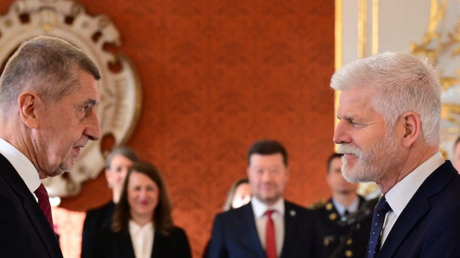 Der tschechische Präsident Petr Pavel (r) ernennt Andrej Babis zum neuen Ministerpräsidenten. (Foto: Kamaryt Michal/CTK/dpa)