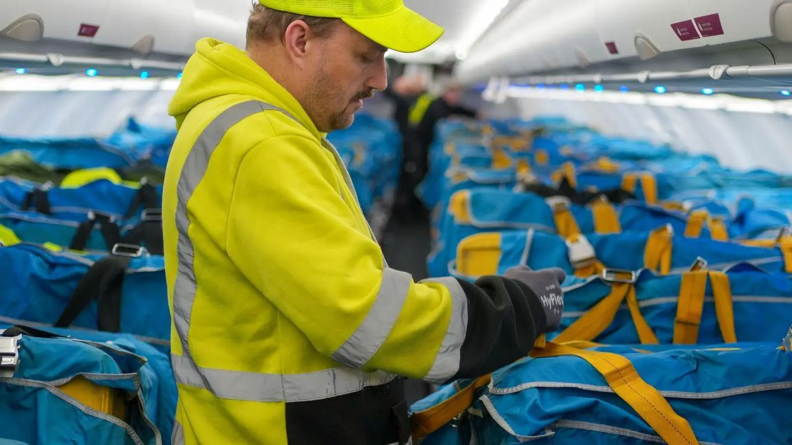 Die Post verzichtet künftig auf die Brief-Transportflugzeuge, um Kosten zu senken und eine bessere Klimabilanz zu haben. (Foto: Soeren Stache/dpa)