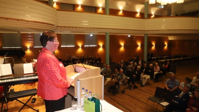 Die Schriftführerin Therese Walter tauchte mit den Gästen der Feier im Onoldiasaal in die Geschichte des Gremiums ein. (Foto: Oliver Herbst)