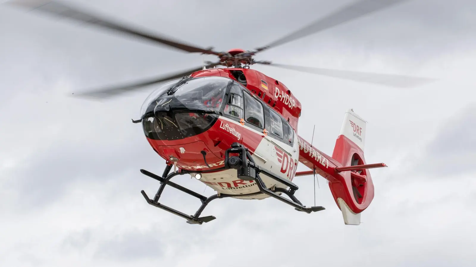 Die schwer verletzte Radlerin wurde per Hubschrauber in ein Krankenhaus gebracht. (Symbolbild)  (Foto: Daniel Karmann/dpa)