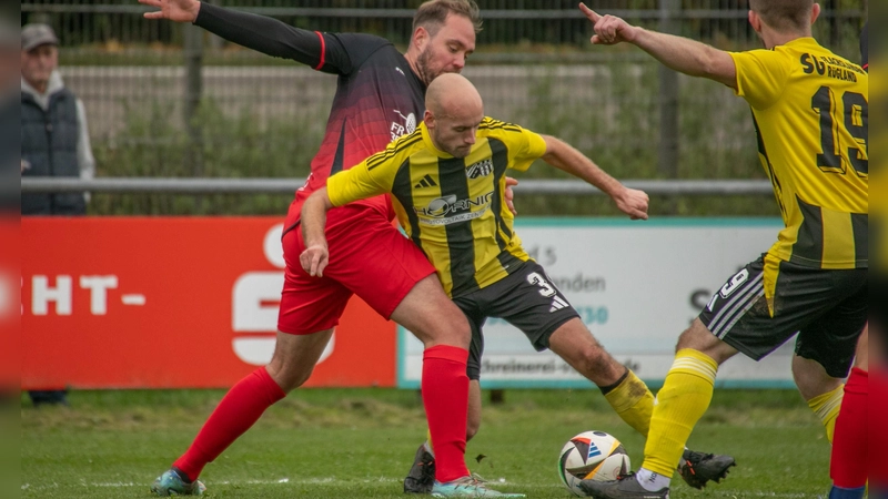 Bastian Beyer (in Gelb, hier in einem Spiel gegen den TSV Neustadt) und der TSV Flachslanden wollen in der Kreisklasse 2 oben mitspielen. (Foto: Markus Zahn)