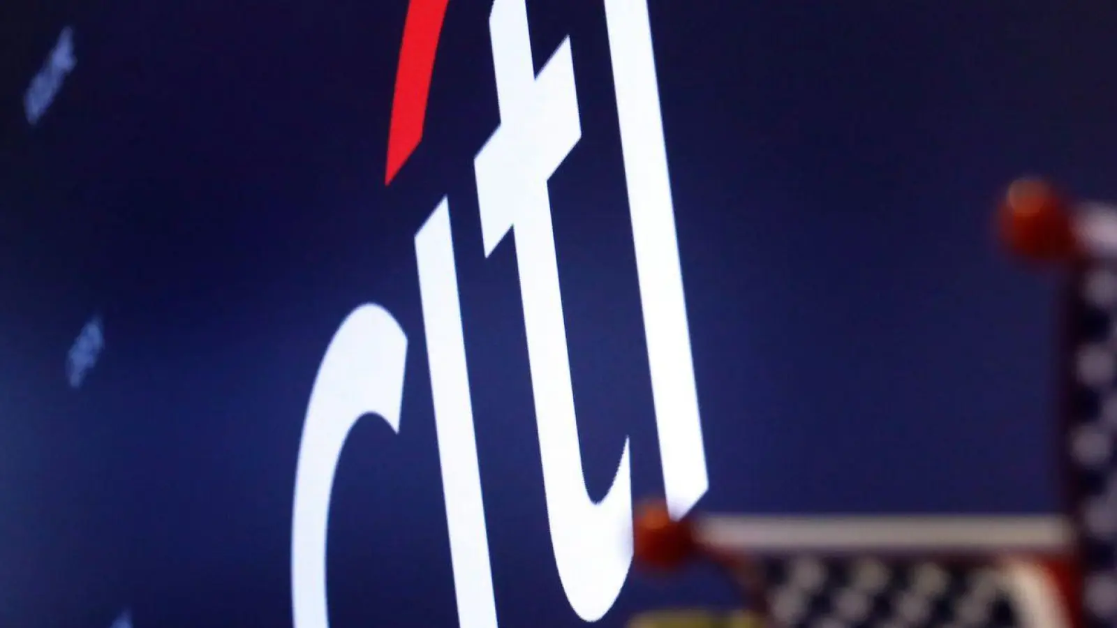 Das Logo der Citigroup über einem Handelsposten auf dem Parkett der New York Stock Exchange. (Foto: Richard Drew/AP/dpa)