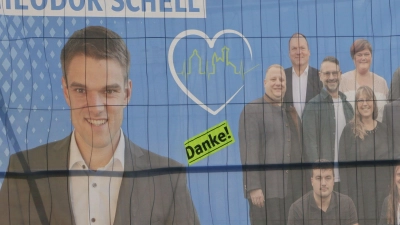 Die CSU hinter Gittern? Das ist nur ein optischer Effekt des auf einem Bauzaun angebrachten Transparents. In Wahrheit dürfte das Wahlergebnis für die Christsozialen befreiend gewesen sein, weshalb noch in der Nacht zum Montag ein „Danke” auf die Werbeplakate geklebt wurde. (Foto: Andreas Reum)